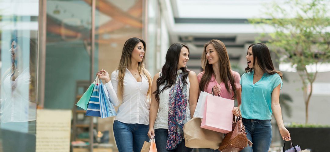 Orlando Outlet Compras Un grupo de mujeres comprando en los outlets cerca de International Drive.