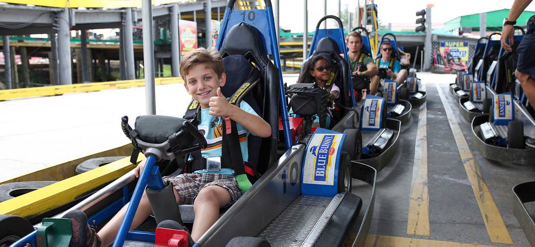 Fun Spot Niño montado en un gokart en Fun Spot America Orlando.