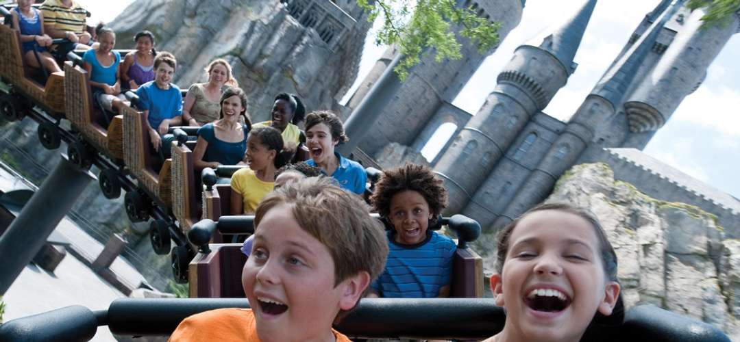Flight of the Hippogriff, parte do The Wizarding World of Harry Potter em Islands of Adventure Crianças e adultos se divertindo muito enquanto participam do Flight of the Hippogriff no Islands of Adventure.”