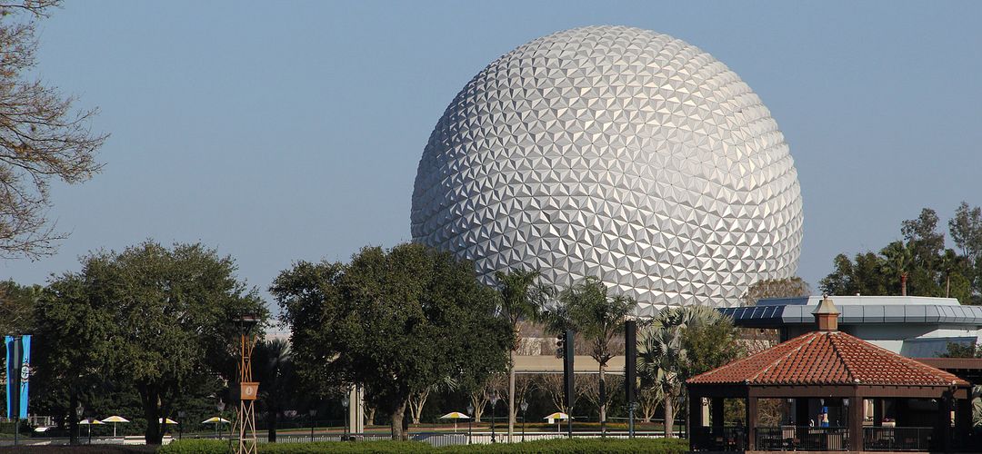 Vista da Spaceship Earth no Epcot do Walt Disney World. Spaceship Earth