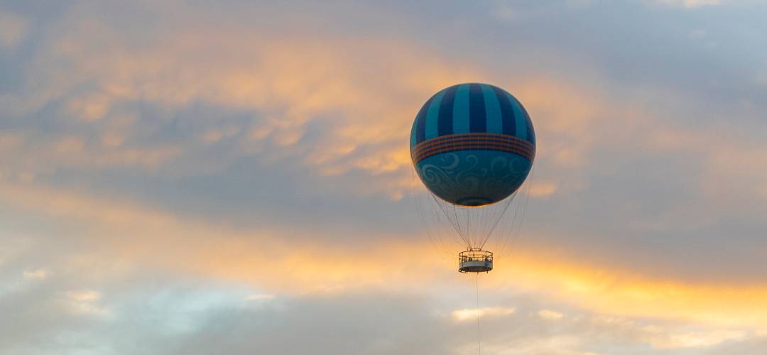 Passeio com balão de hélio Passeio com balão de hélio durante o pôr do sol em Disney Springs