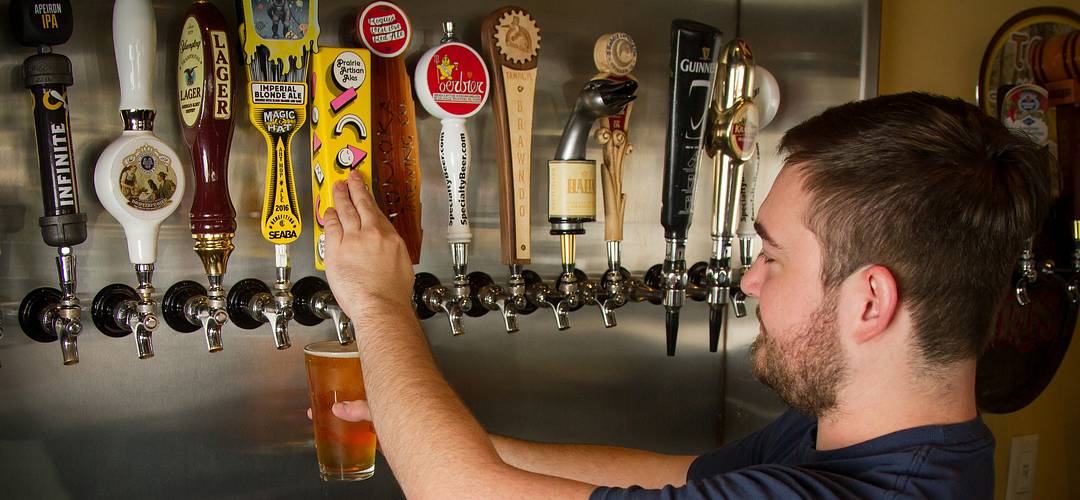 Roque Pub Curry Ford Beer Tap Staff pouring a beer from the tap at the Roque Pub in Curry Ford