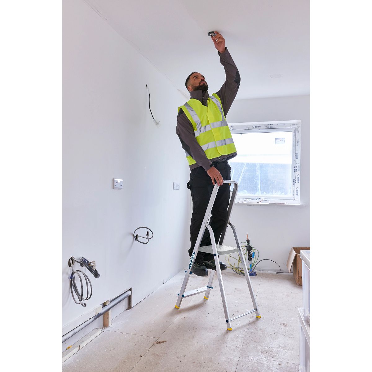 Werner 7400318 Stepladder 3 Tread High Handrail