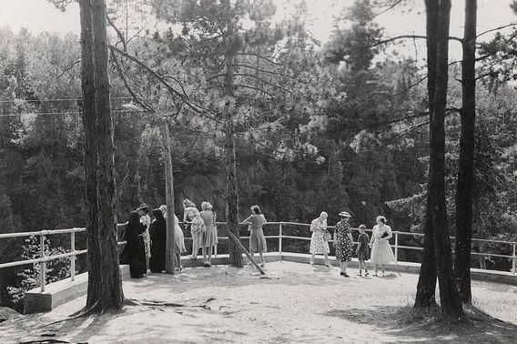 historic 1941 photo of visitors at Big Manitou Falls overlook