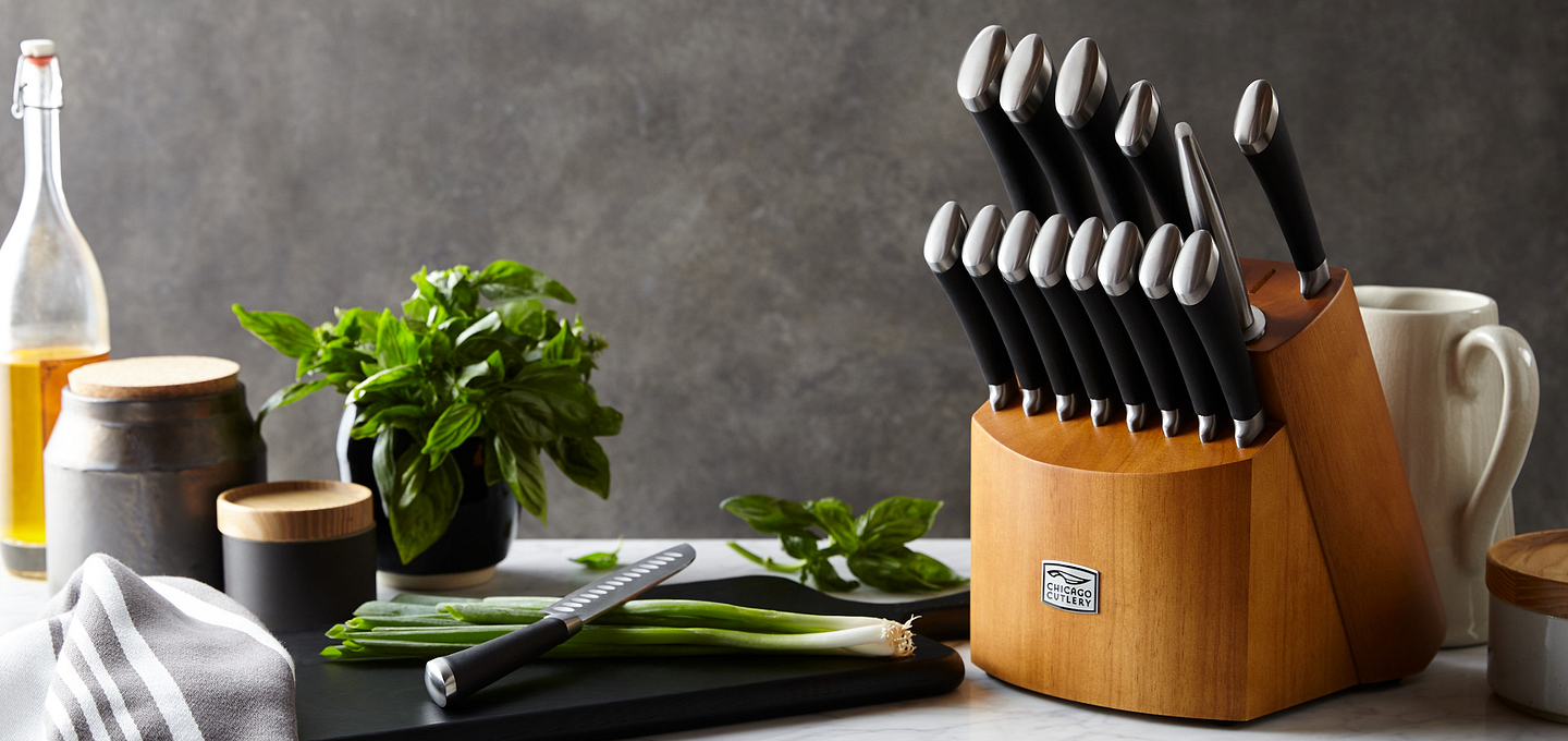 https://embed.widencdn.net/img/worldkitchen/537a07flwt/1440x680px/1134968_CC_Cutlery_Lifestyle_Hero_Fusion_17-pc-Block-Set_3.png