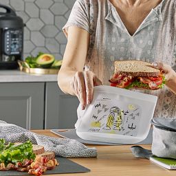 Star Wars Sandwich Size Silicone Storage Bag being used to put a sandwich inside for lunch